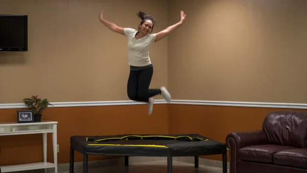 JumpKing 7.5-Foot Trampoline, with Enclosure, Black/Yellow - MadeInUSA - Image 3